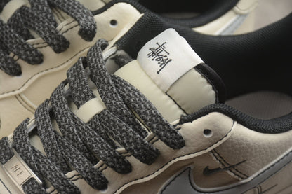 Fabrika Supply Air Force 1 ’07 Beige / Carbon Black | sapatilhas Sole Rua