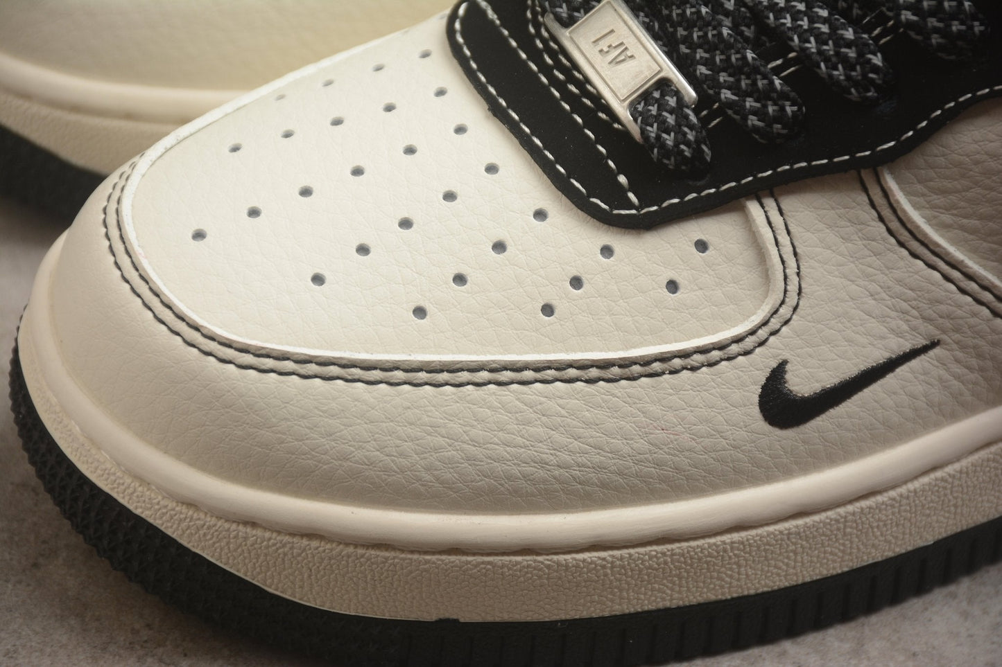 Fabrika Supply Air Force 1 ’07 x Stüssy Light Beige / Crimson Red / Black | sapatilhas Sole Rua