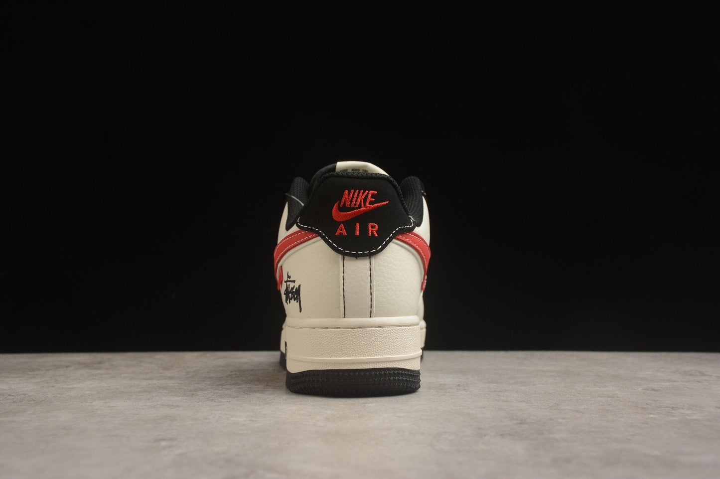 Fabrika Supply Air Force 1 ’07 x Stüssy Light Beige / Crimson Red / Black | sapatilhas Sole Rua