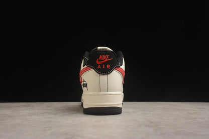 Fabrika Supply Air Force 1 ’07 x Stüssy Light Beige / Crimson Red / Black | sapatilhas Sole Rua