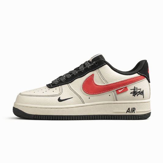 Fabrika Supply Air Force 1 ’07 x Stüssy Light Beige / Crimson Red / Black | sapatilhas Sole Rua