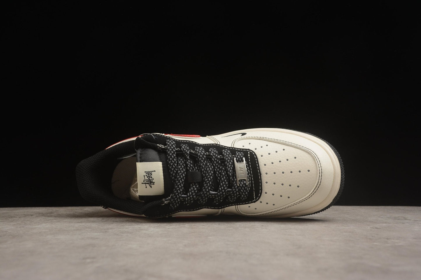 Fabrika Supply Air Force 1 ’07 x Stüssy Light Beige / Crimson Red / Black | sapatilhas Sole Rua