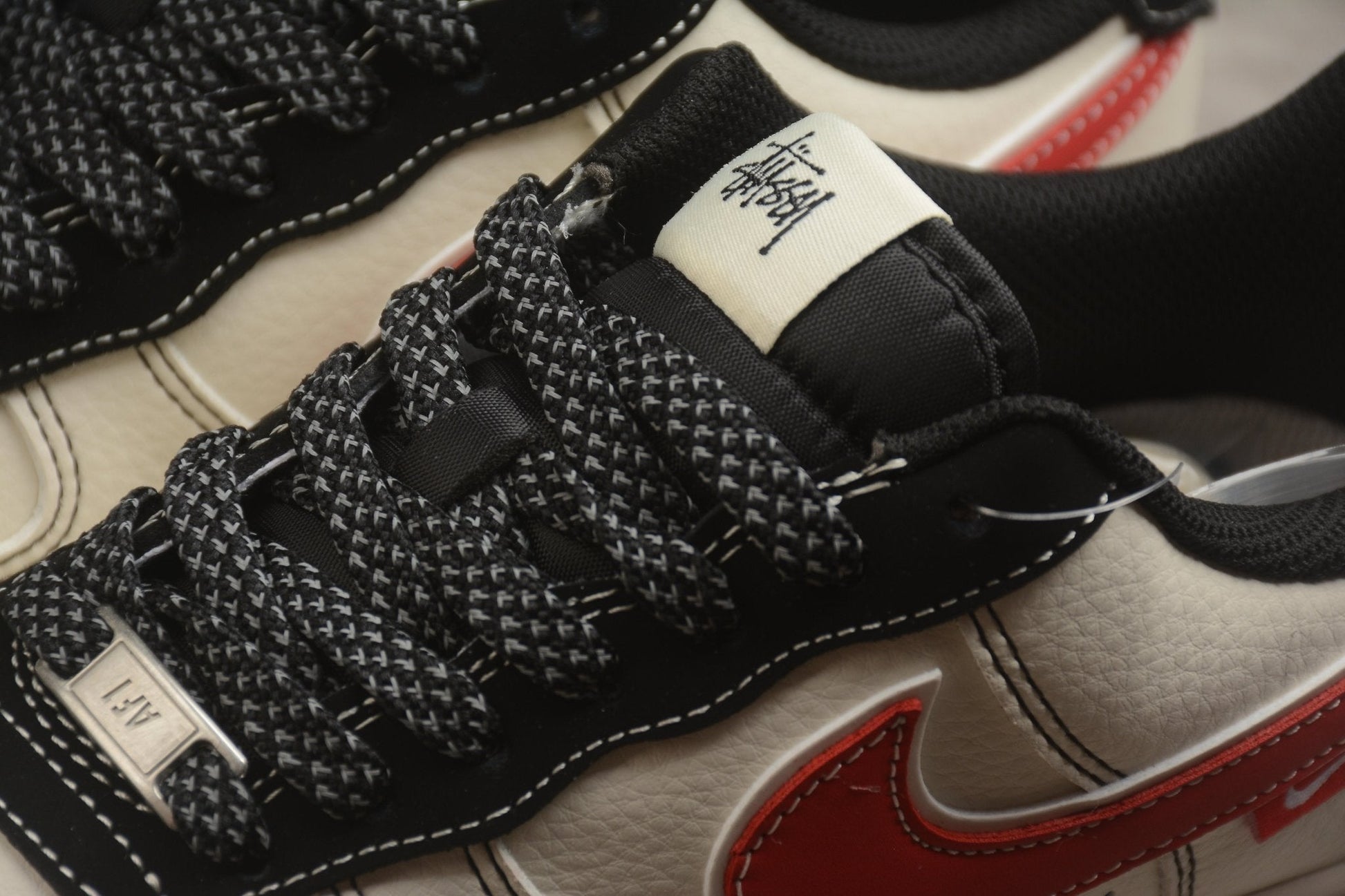 Fabrika Supply Air Force 1 ’07 x Stüssy Light Beige / Crimson Red / Black | sapatilhas Sole Rua