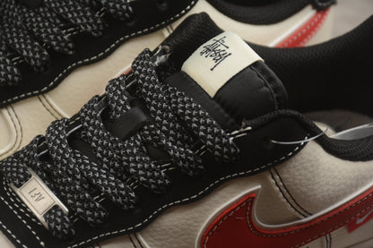 Fabrika Supply Air Force 1 ’07 x Stüssy Light Beige / Crimson Red / Black | sapatilhas Sole Rua