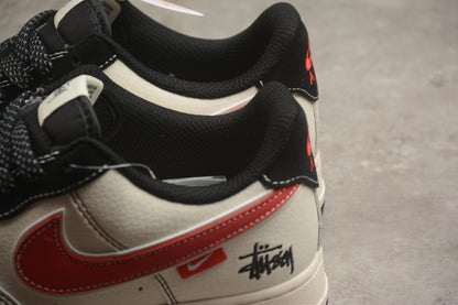 Fabrika Supply Air Force 1 ’07 x Stüssy Light Beige / Crimson Red / Black | sapatilhas Sole Rua