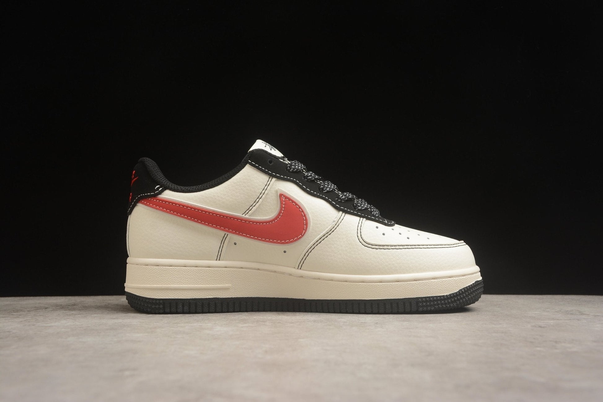 Fabrika Supply Air Force 1 ’07 x Stüssy Light Beige / Crimson Red / Black | sapatilhas Sole Rua