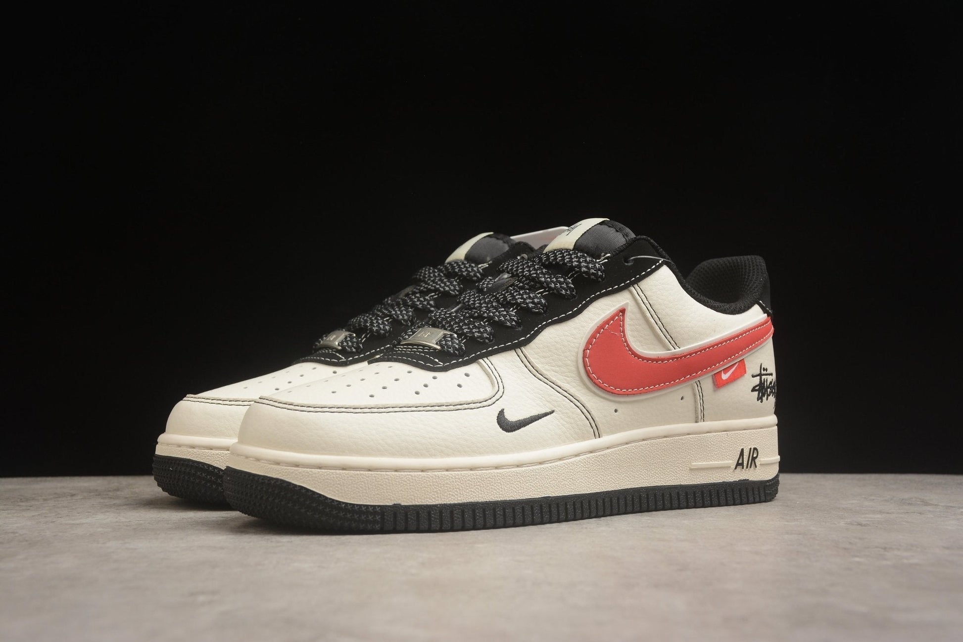 Fabrika Supply Air Force 1 ’07 x Stüssy Light Beige / Crimson Red / Black | sapatilhas Sole Rua