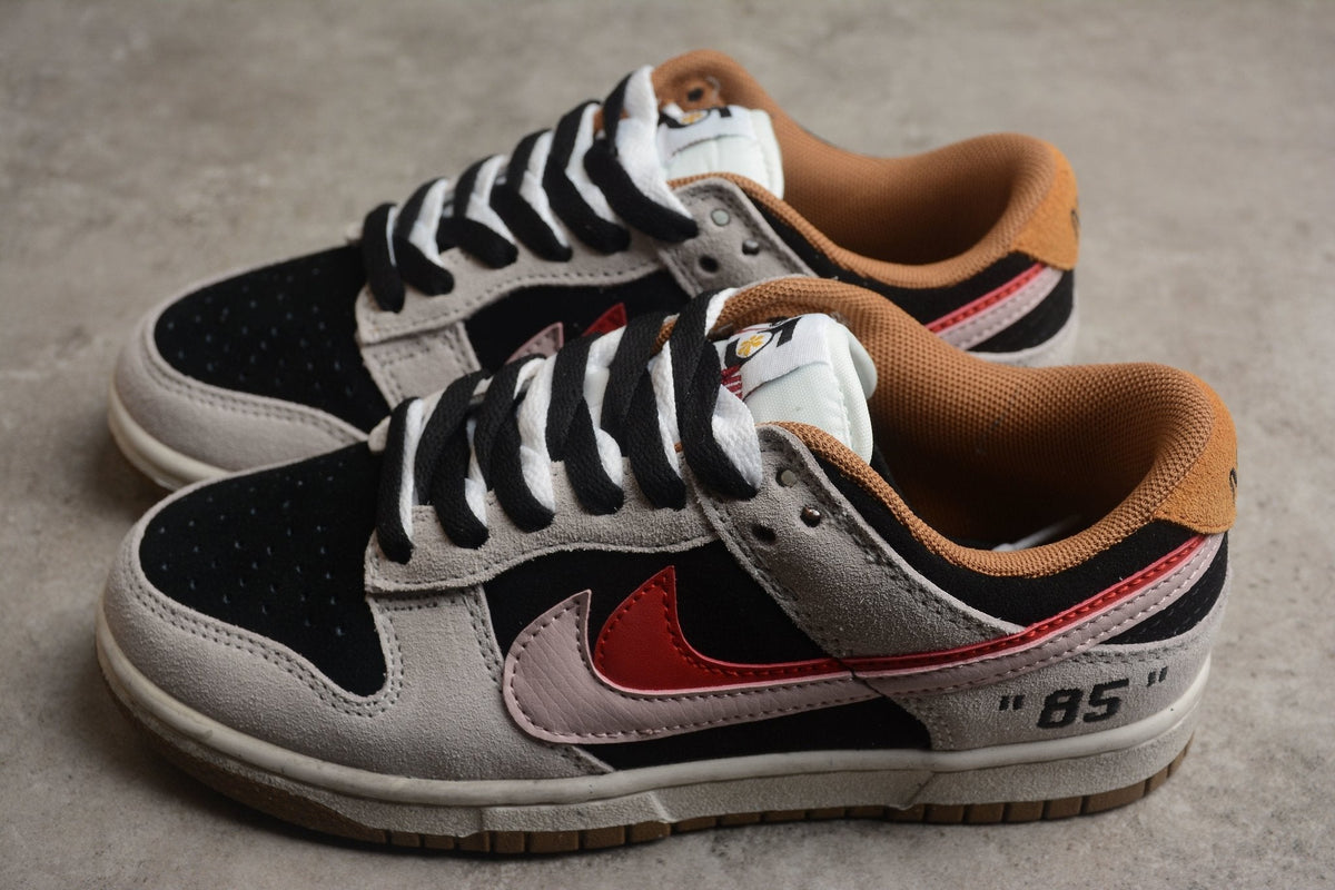 Essenza Rosa Dunk Low “85” Grey / Black / Red | sapatilhas Sole Rua