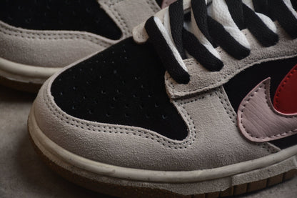 Essenza Rosa Dunk Low “85” Grey / Black / Red | sapatilhas Sole Rua