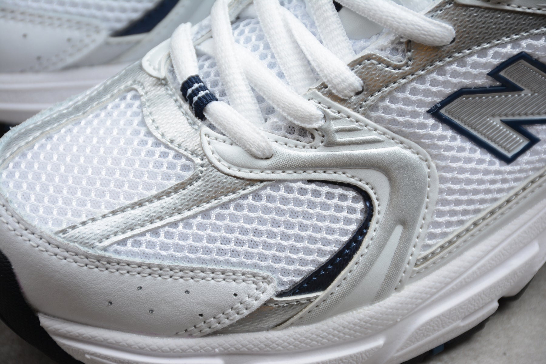 Essenza Rosa NB 530 White / Navy Blue | sapatilhas Sole Rua