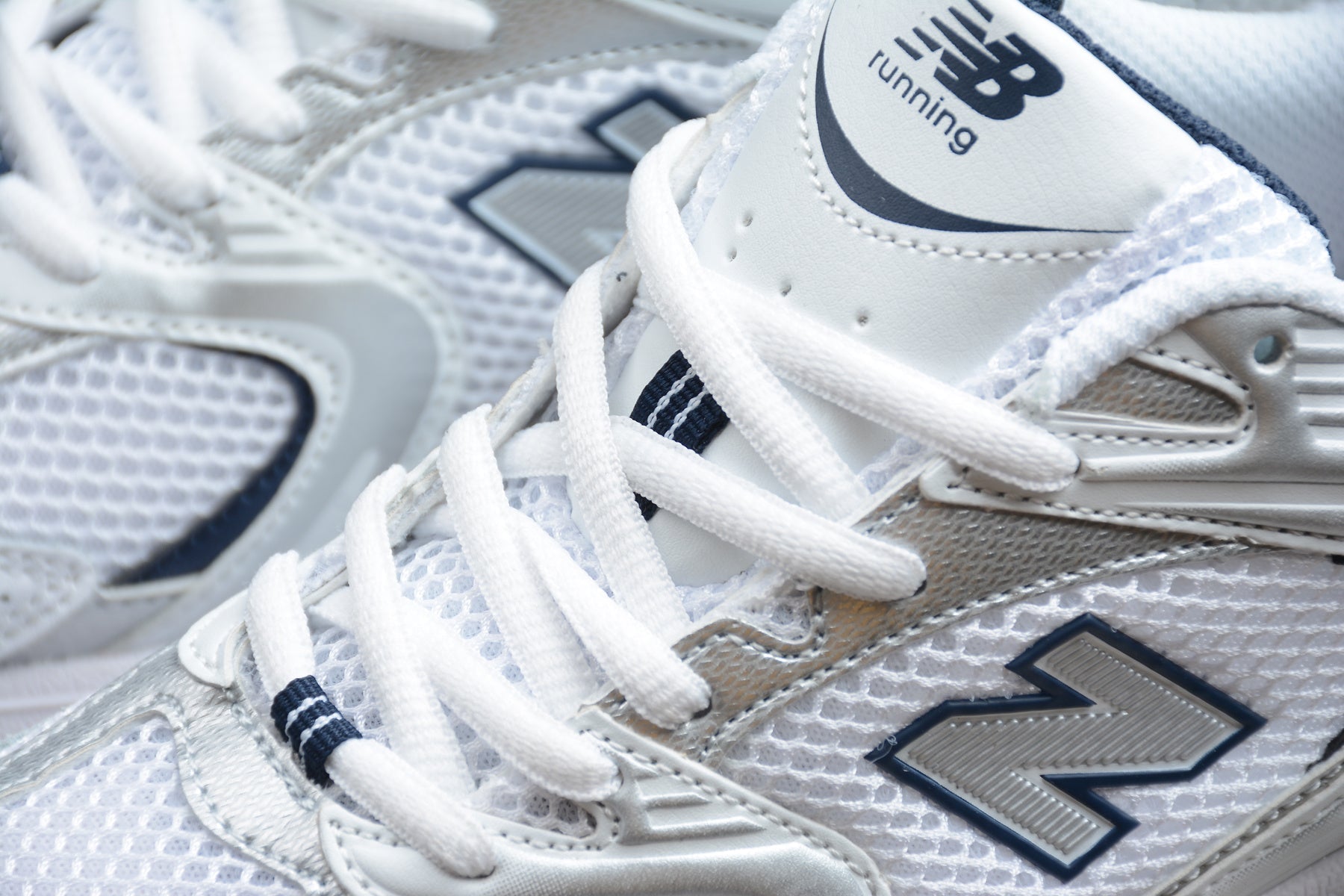 Essenza Rosa NB 530 White / Navy Blue | sapatilhas Sole Rua